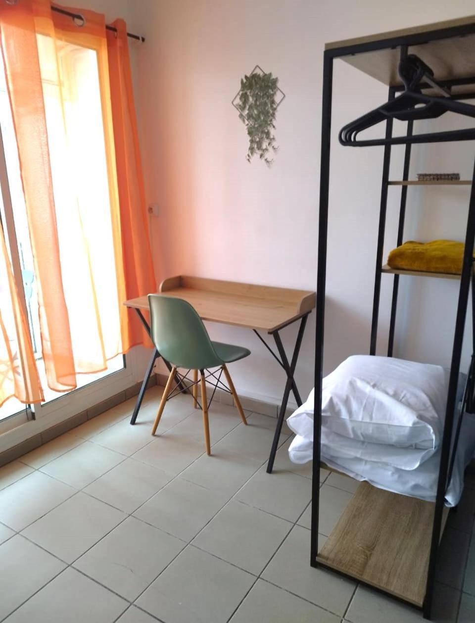 Comme Chez Soi - Studio Tout Equipe - By Sister Home Saint-Denis Bagian luar foto