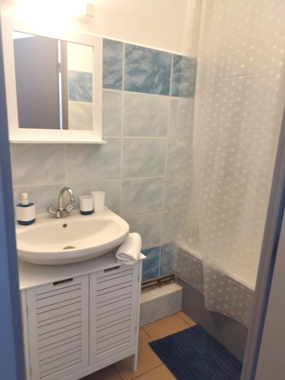 Comme Chez Soi - Studio Tout Equipe - By Sister Home Saint-Denis Bagian luar foto